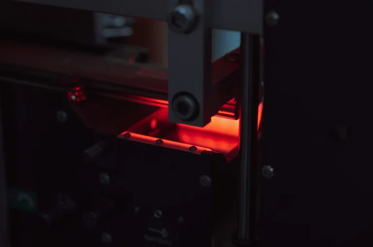 SIMULATE — Modelos híbridos que llevan la microfabricación láser de laboratorio a planta